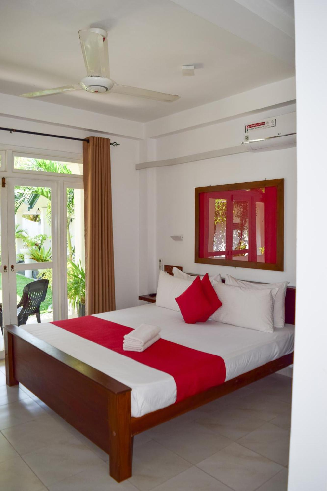 The Bamboo Tree Transit Hotel Katunayaka Exterior foto
